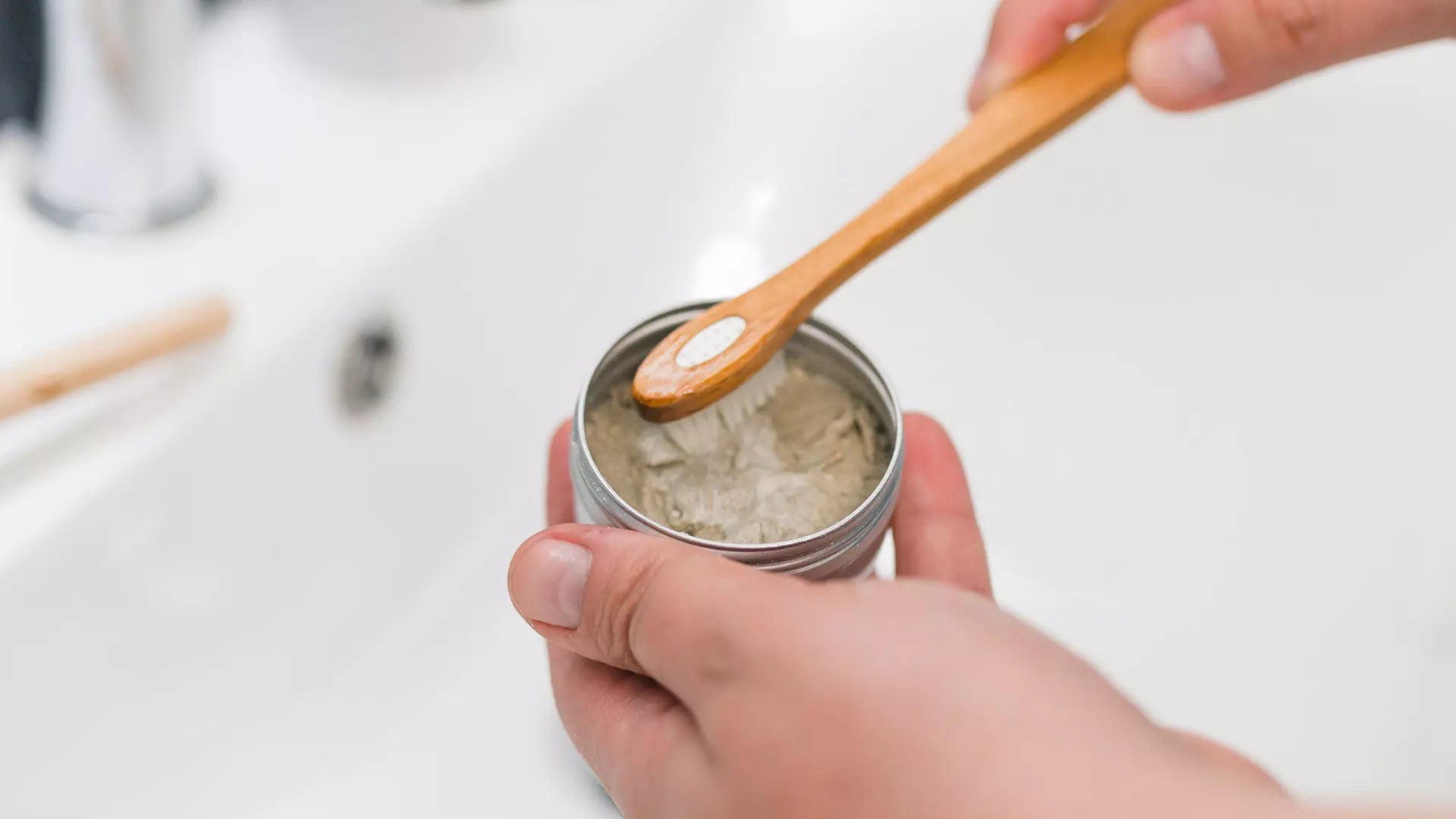 Comment utiliser un dentifrice solide ?